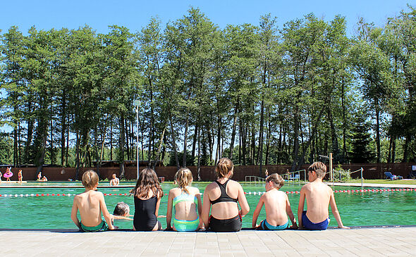 Kinder vor dem Schwimmerbecken im NaturSportBad